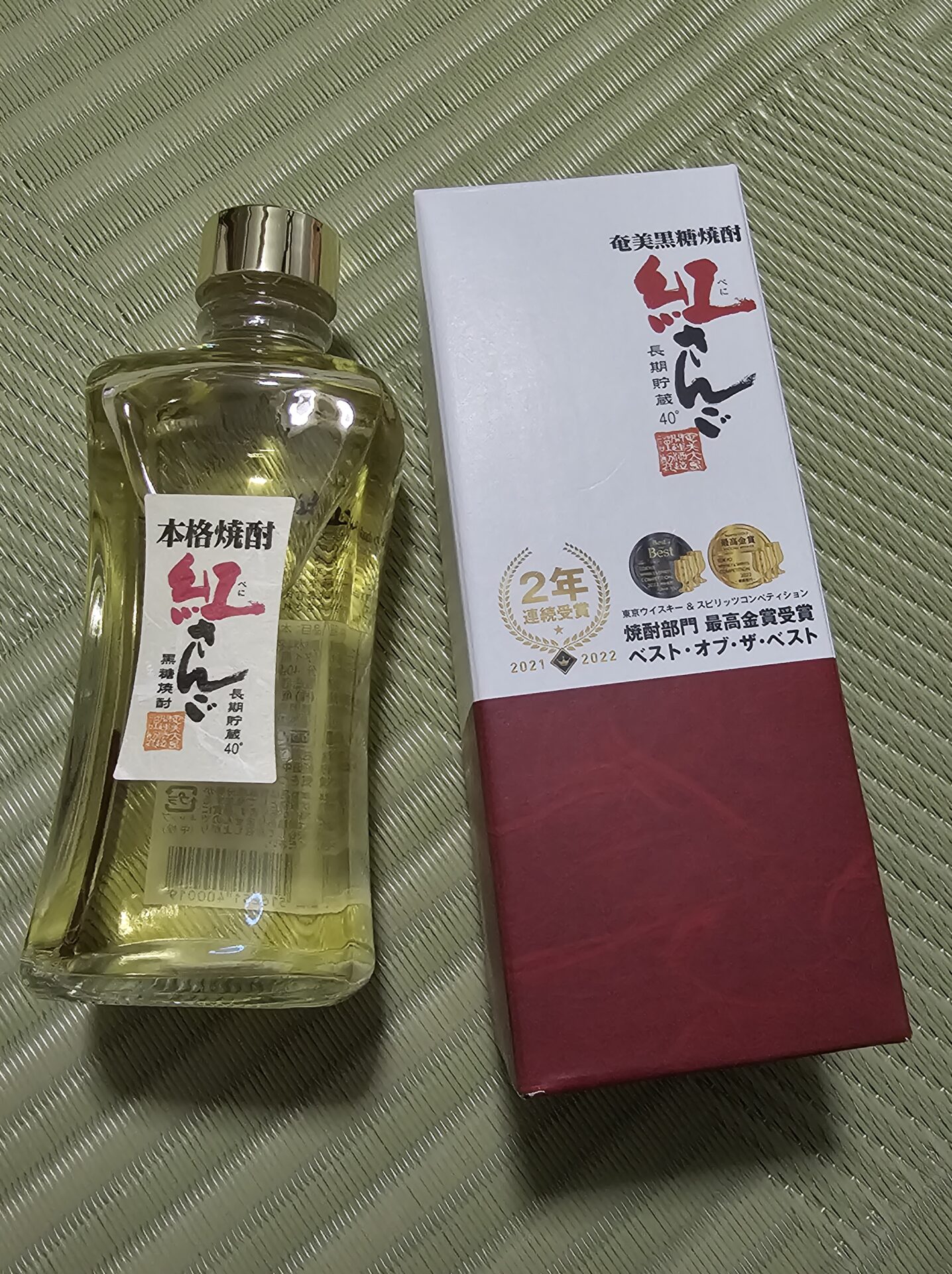 奄美大島の黒糖焼酎、紅さんごのボトルとパッケージ