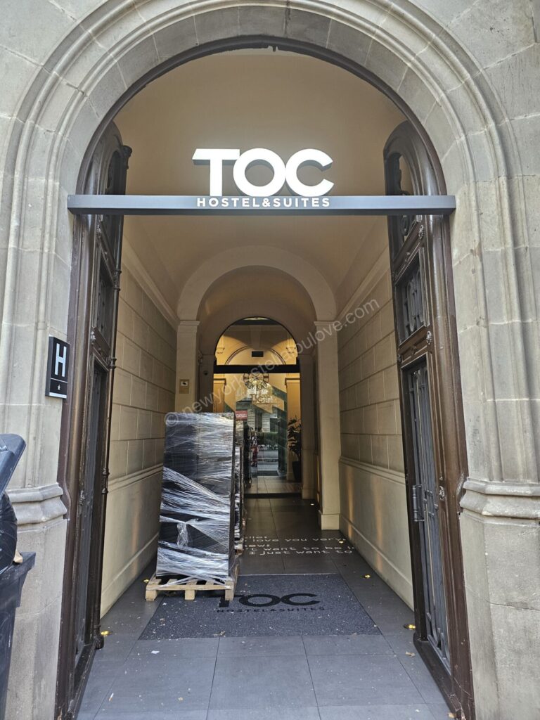 バルセロナのTOC Hostelの入口
