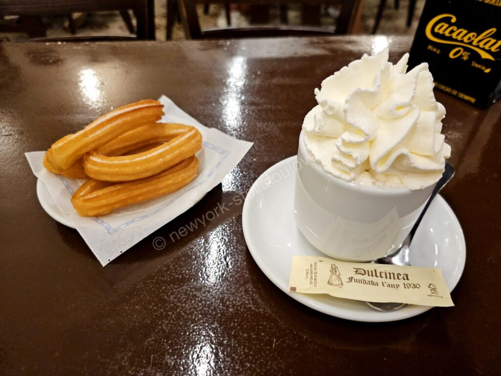 バルセロナの老舗カフェDulcineaのチュロスとスイソ(ホットチョコレート)