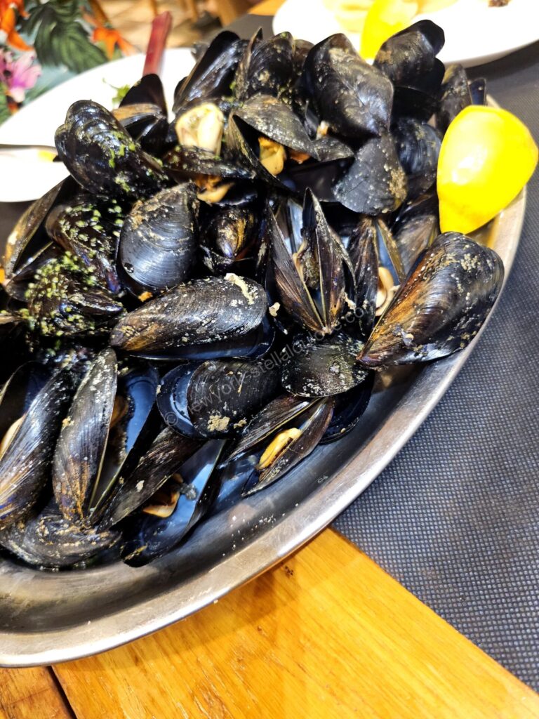 ガリシア料理店で食べたムール貝のワイン蒸し"