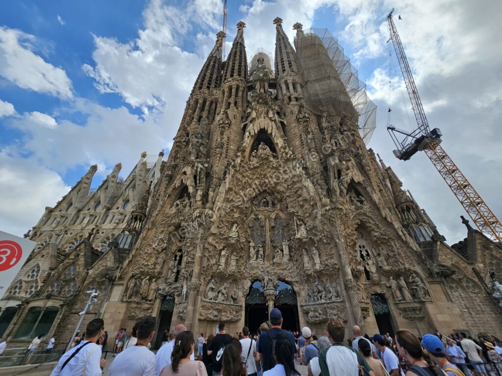 バルセロナのサグラダファミリア、生誕のファサードの外観