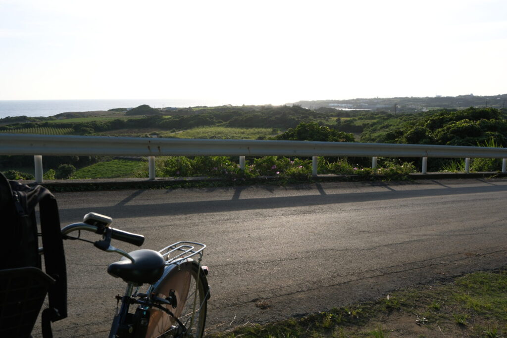 与論島の海沿いの道に停めた電動サイクル