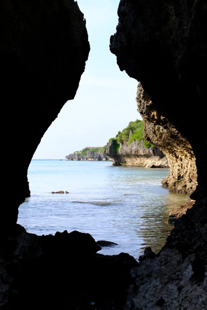 与論島の岩場の隙間から見える透明な海