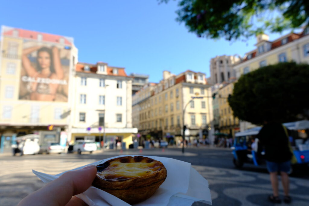 リスボンの街角で食べたパステル・デ・ナタ、ポルトガル名物の卵タルト