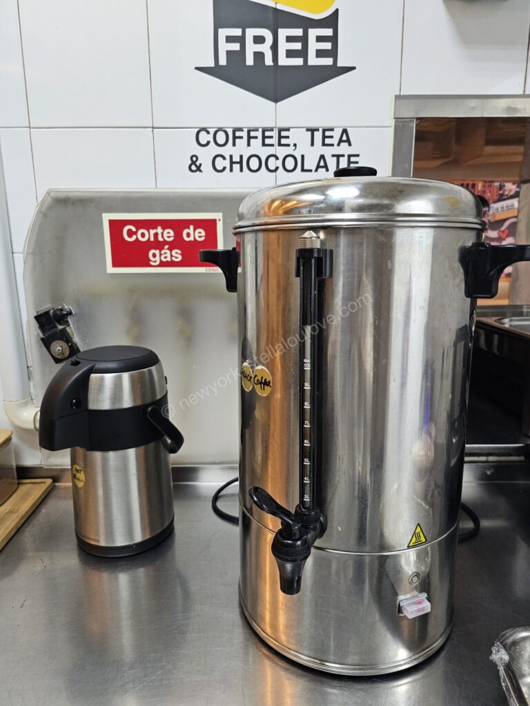 Yes Lisbon Hostelの無料コーヒー・紅茶・ホットチョコレートステーション