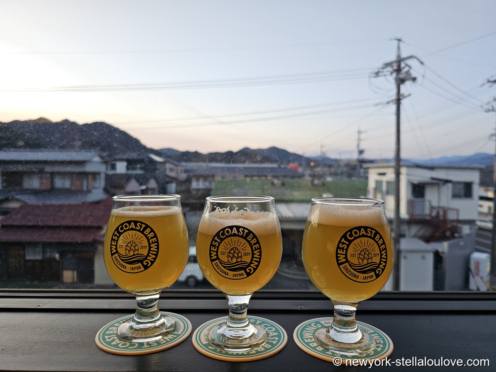夕暮れの窓辺に並んだWest Coast Brewingのグラス