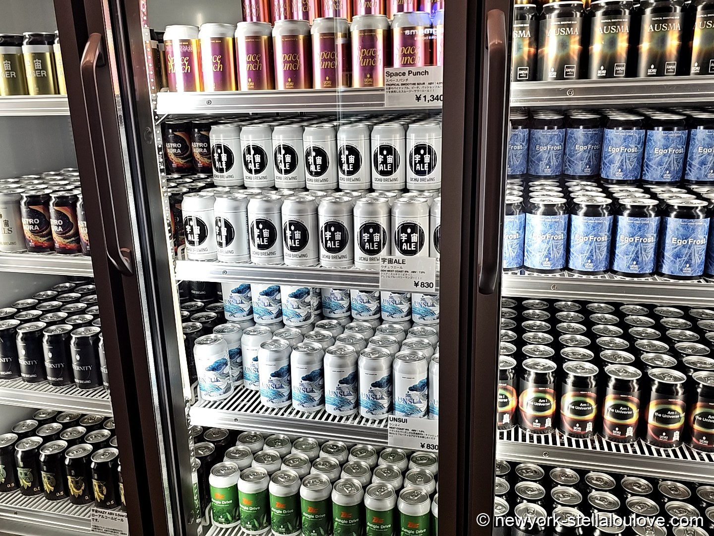 UCHU Brewingの缶ビールが並ぶ冷蔵ケース