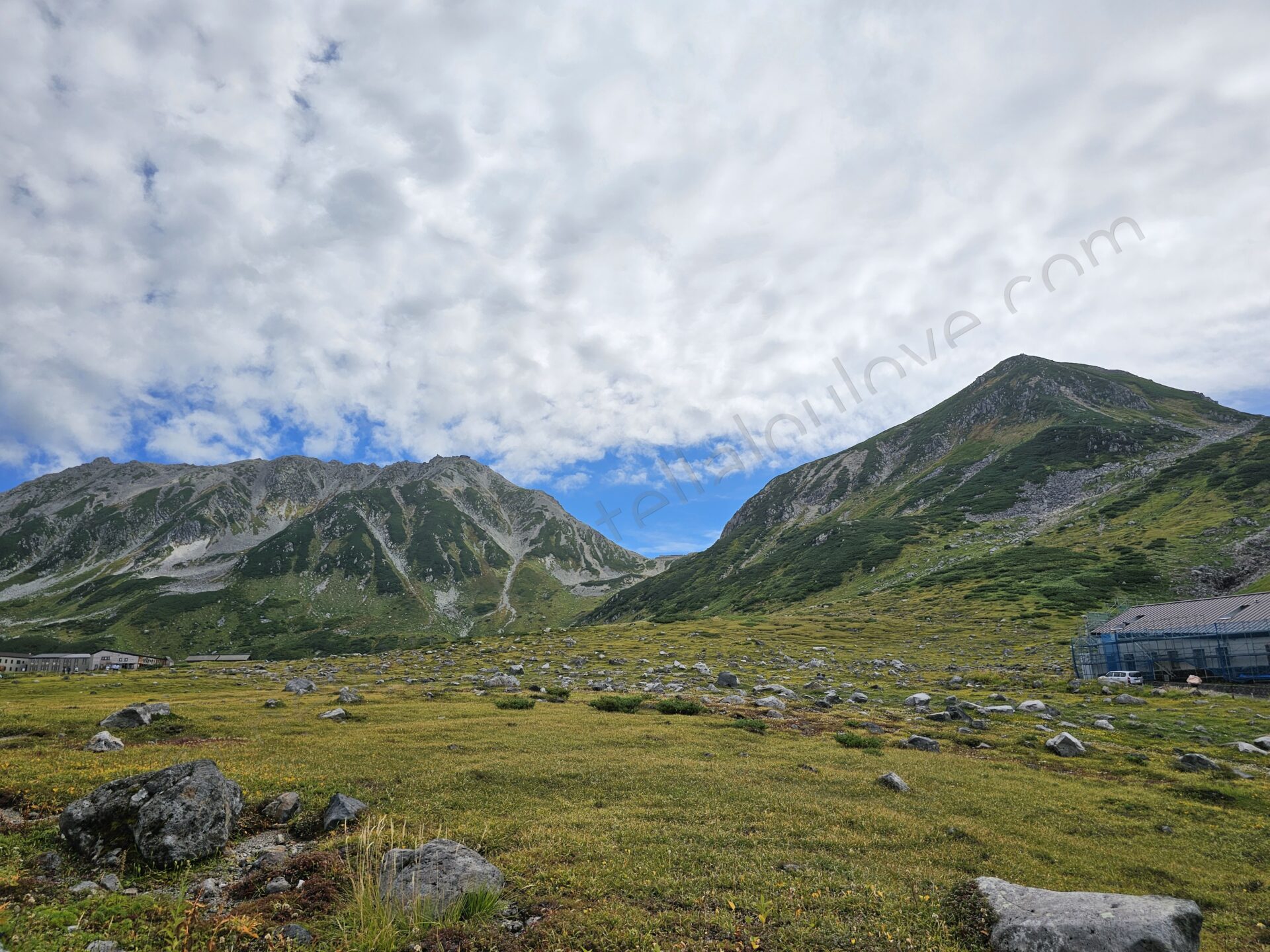 立山室堂平の高原風景