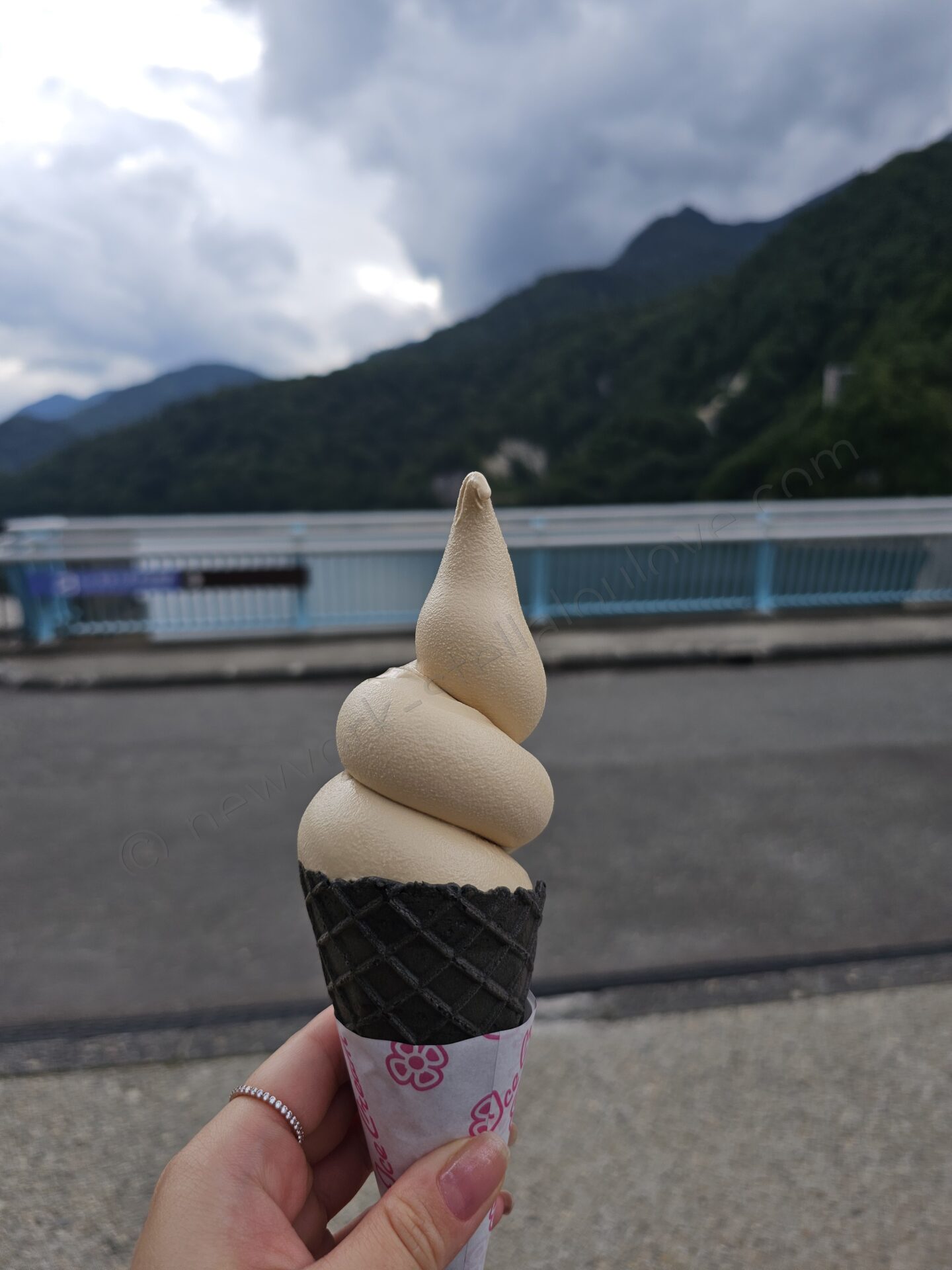 黒部ダムのご当地ソフトクリーム