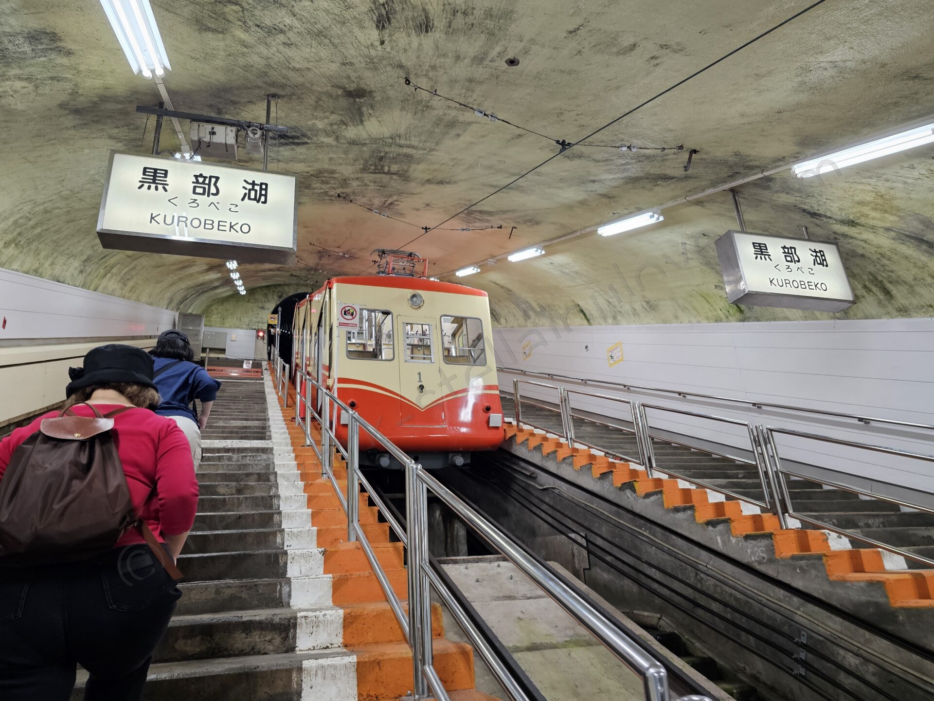 黒部湖駅、地下トンネルを走るケーブルカー