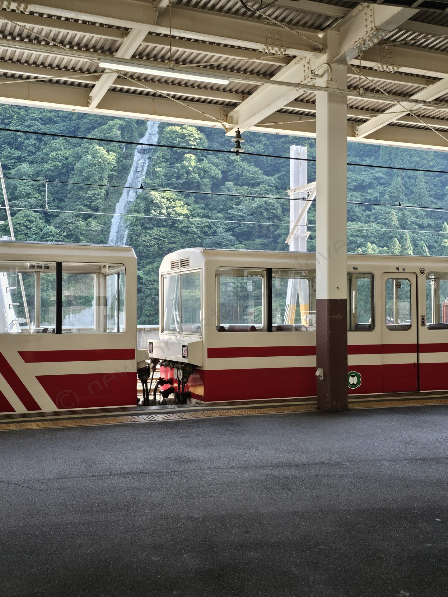 宇奈月駅のホームに停まるトロッコ電車
