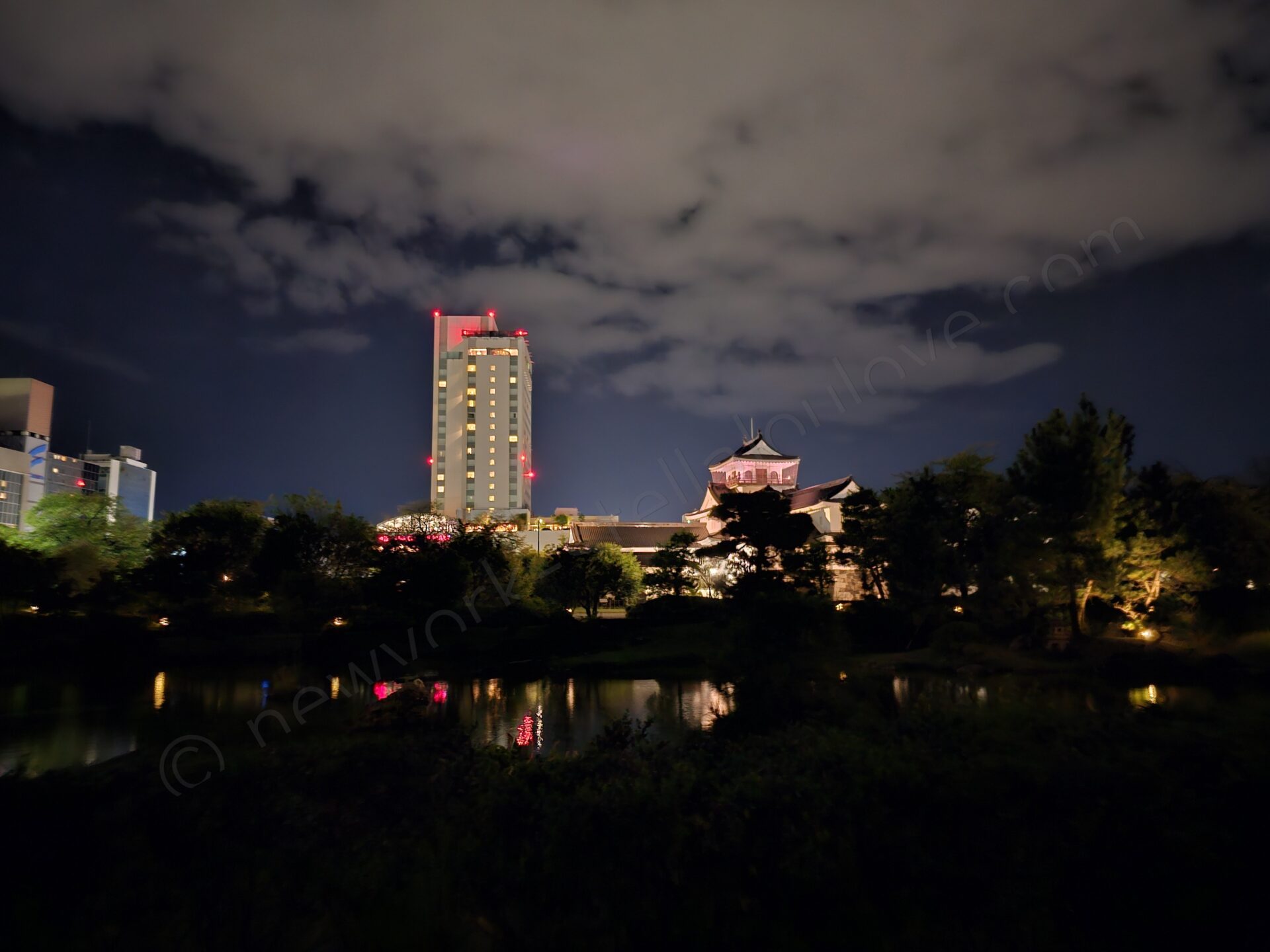 夜の富山城のライトアップ