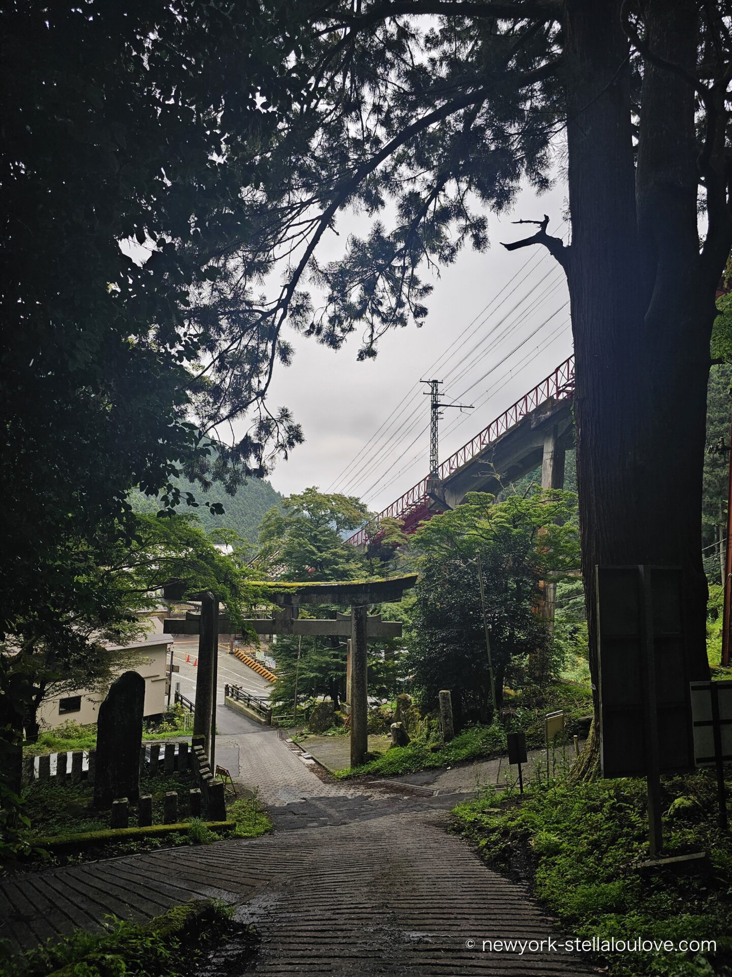 下山口の鳥居とケーブルカーの高架