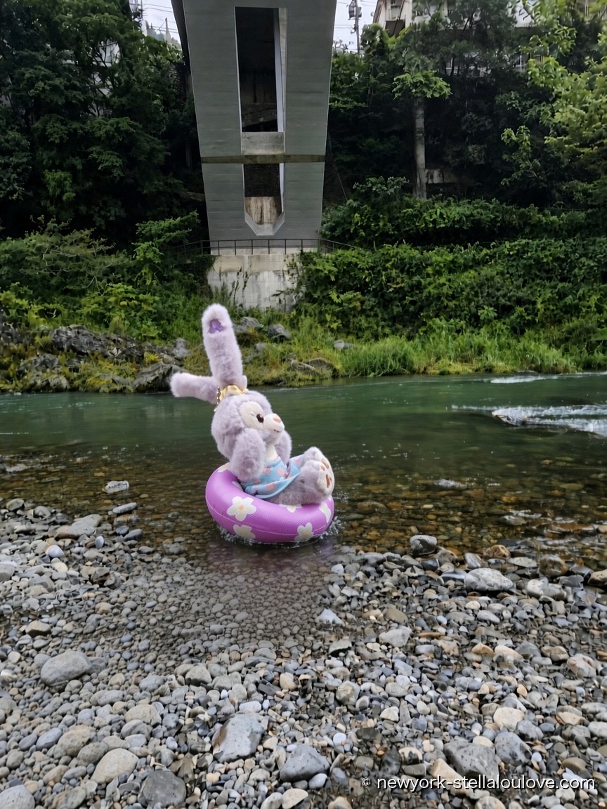 ステラ・ルーのぬいぐるみと多摩川