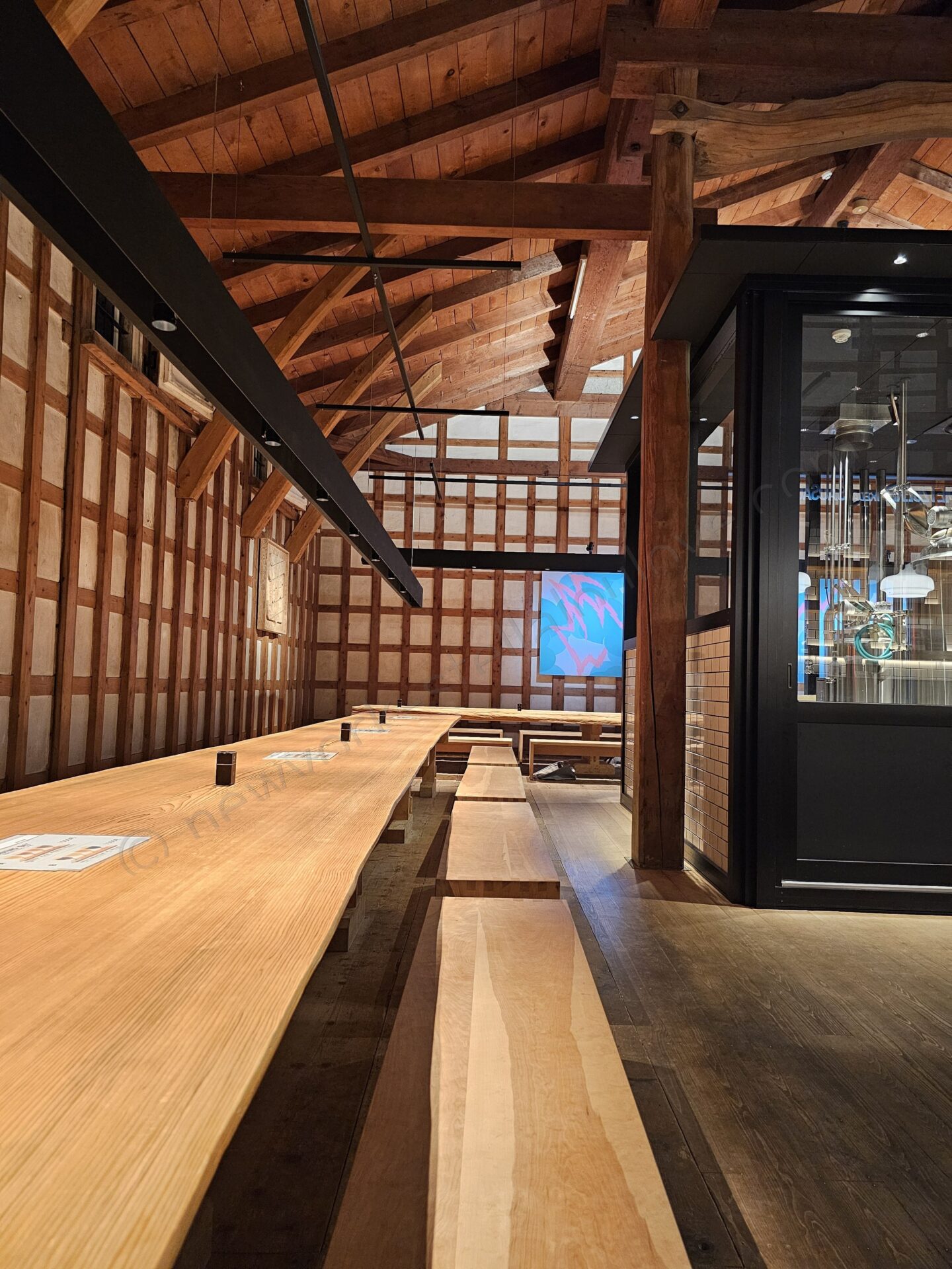 KOBO Brew Pubの店内、木の梁と醸造タンク