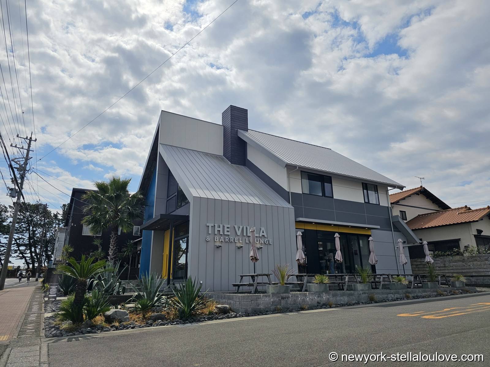 THE VILLA & BARREL LOUNGE 外観