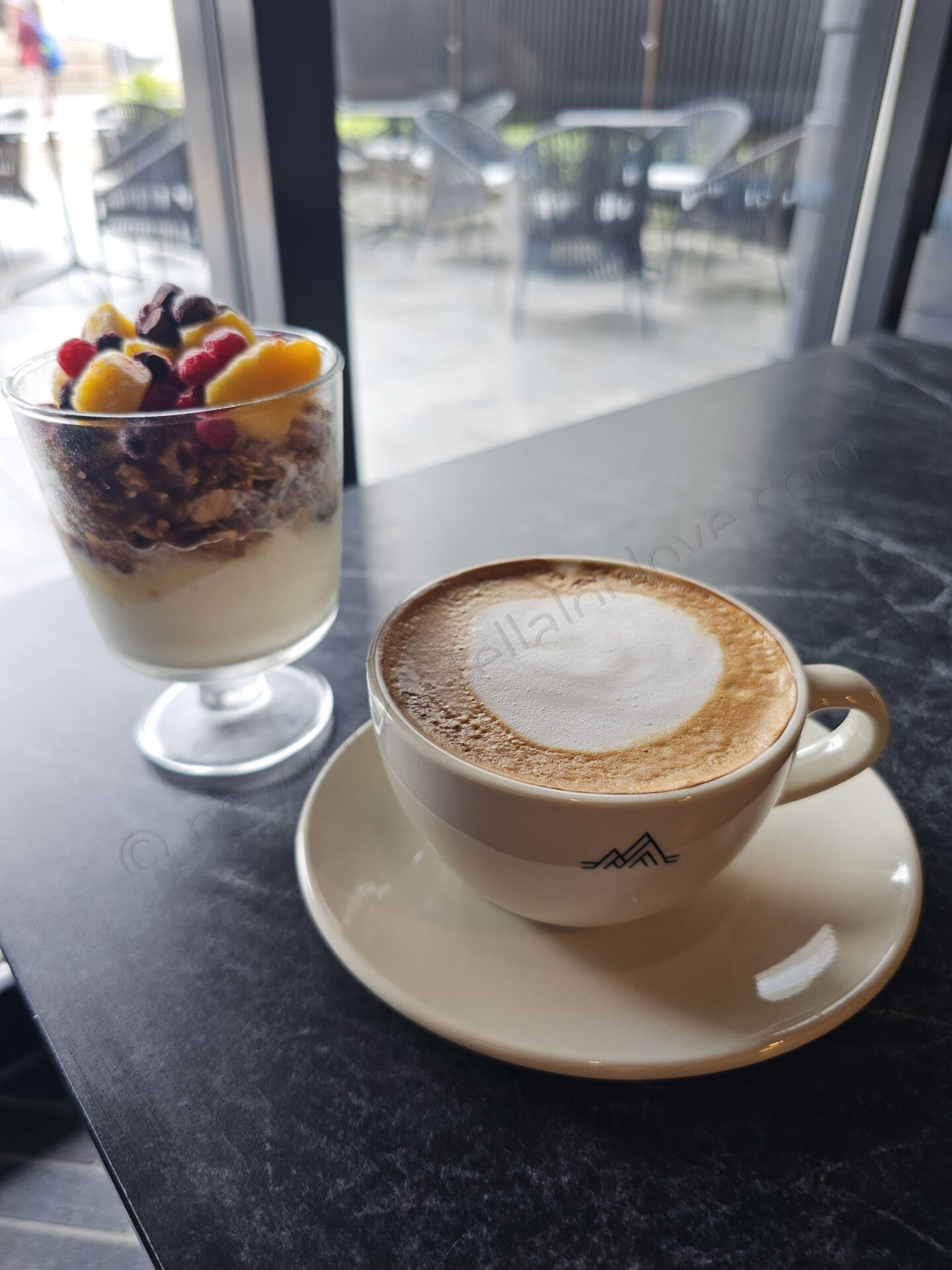 カフェのパフェとカプチーノ