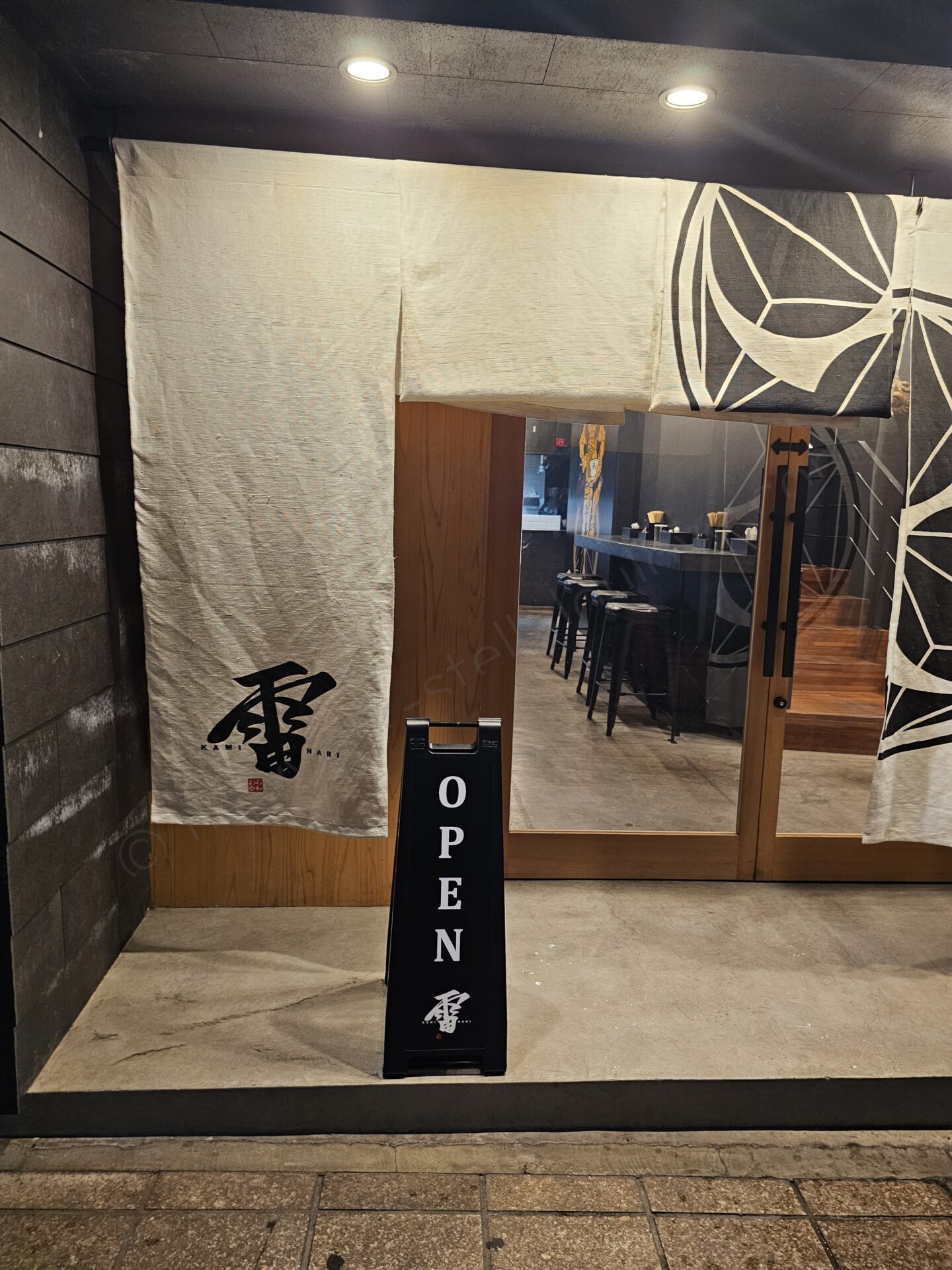 雷(KAMINARI)の店先