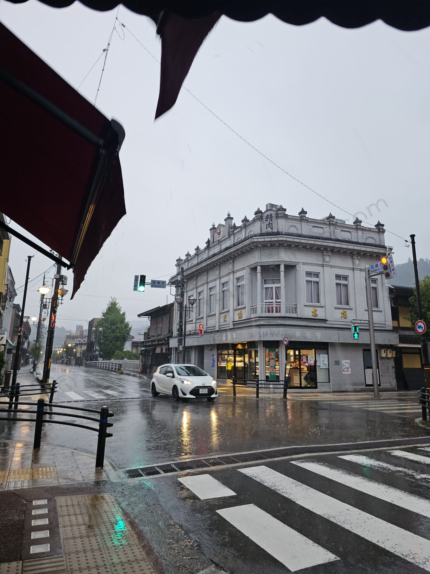 雨の高山の町並み